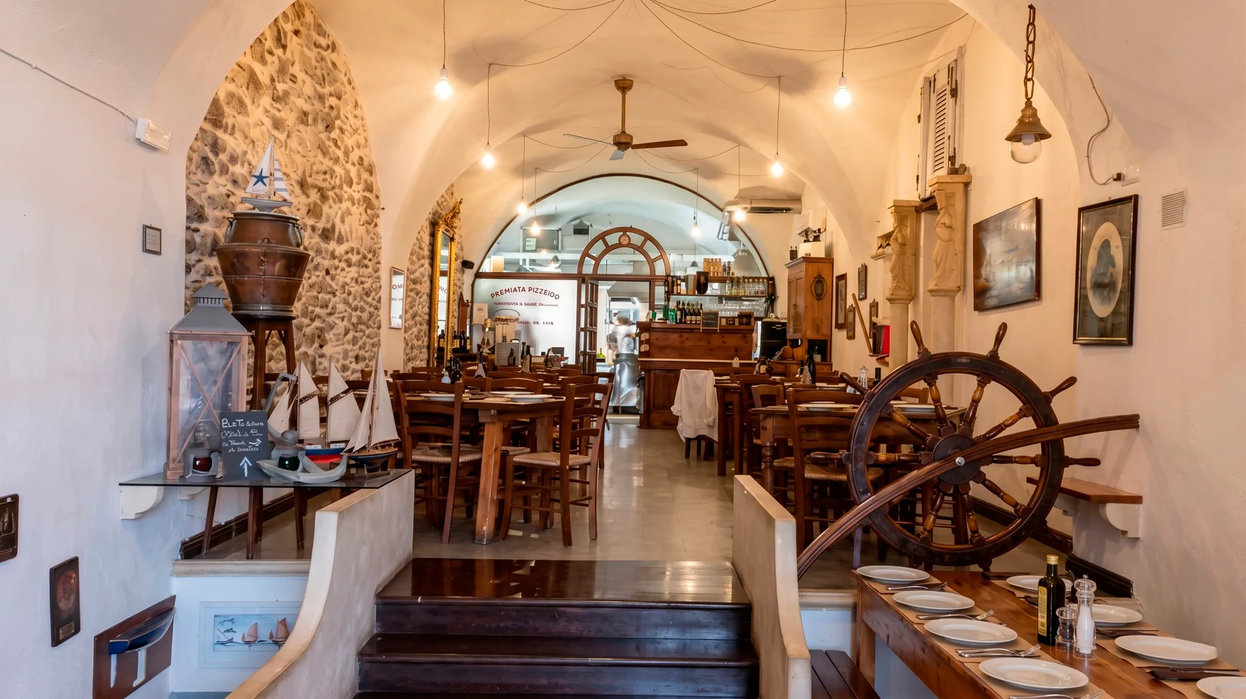 La sala interna di Portego De Ma' — archi in pietra e dettagli marinari